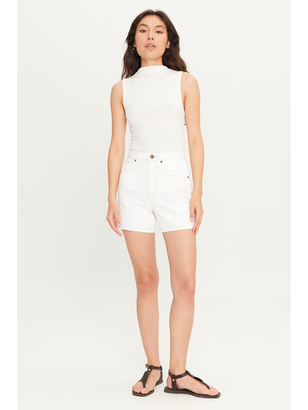 Regular Fit Normal Kesim %100 Pamuk Yükske Bel Kırık Beyaz Jean Jean Şort-1