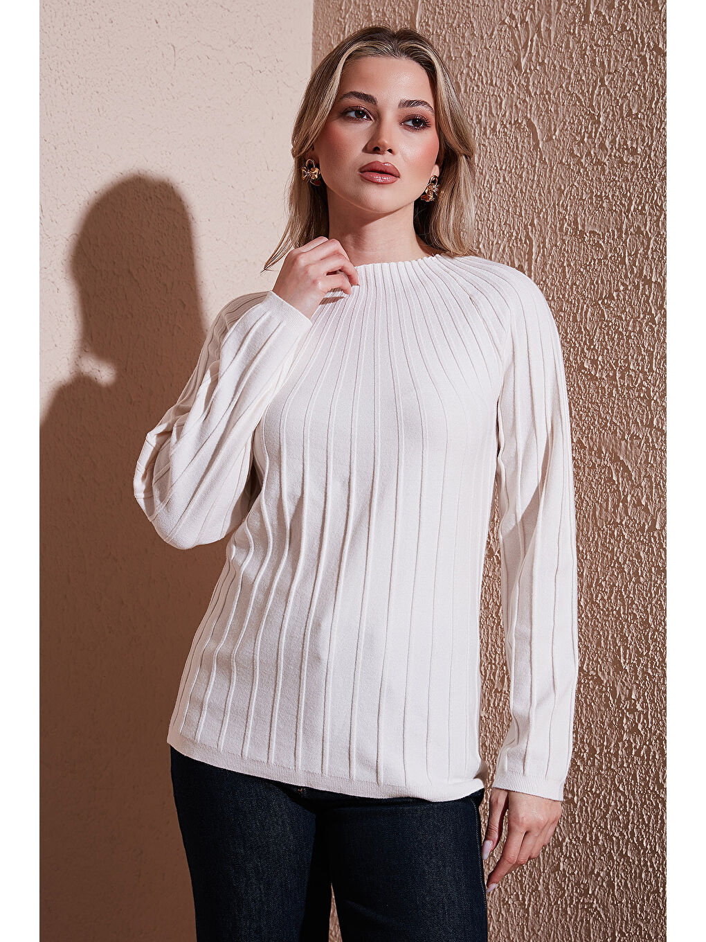 Ekru Regular Fit Yarım Balıkçı Yaka Kadın Bluz 25K0361K1-1