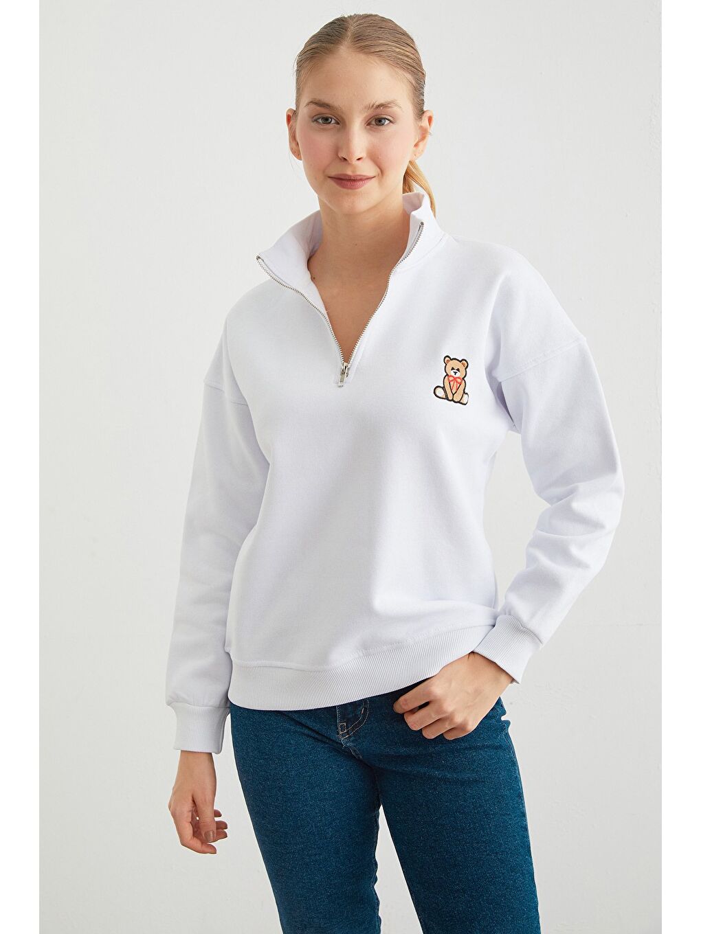Beyaz 3 İplik Ayıcık Nakışlı Yarım Fermuarlı Sweatshirt