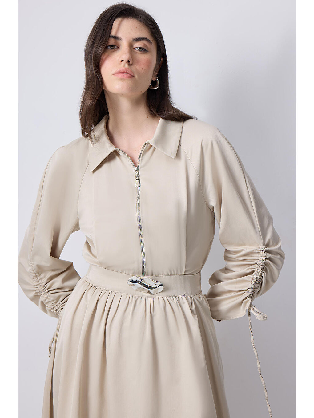 Bej Kolu Büzgülü Metal Broşlu Elbise-3