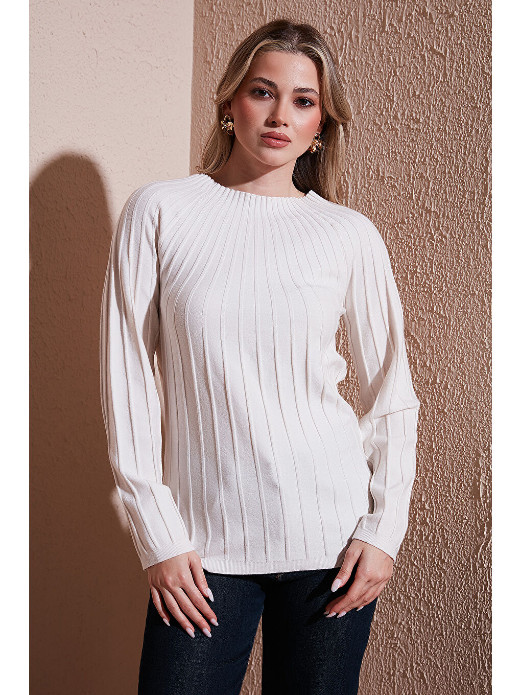 Ekru Regular Fit Yarım Balıkçı Yaka Kadın Bluz 25K0361K1-3