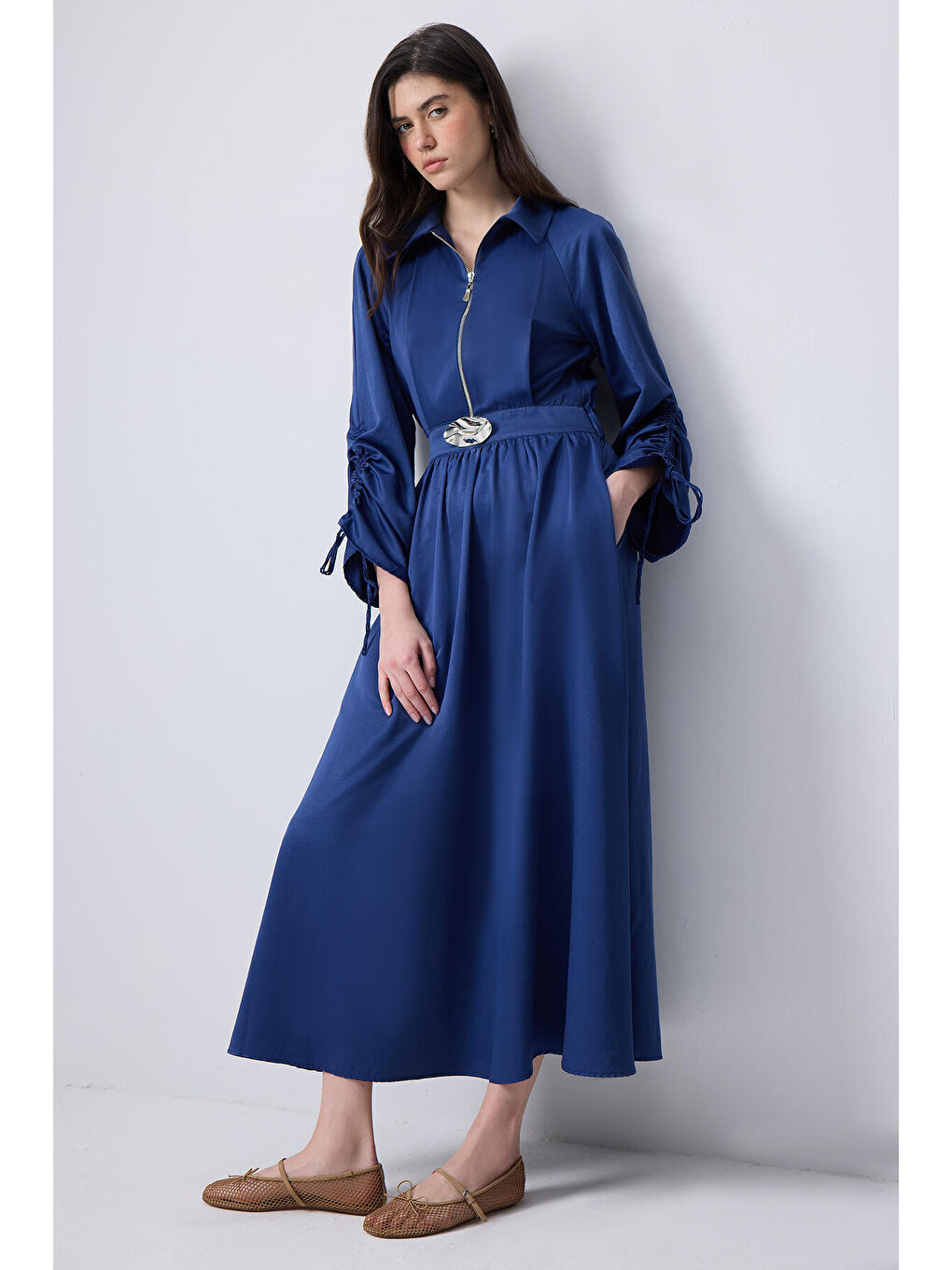 Lacivert Kolu Büzgülü Metal Broşlu Elbise