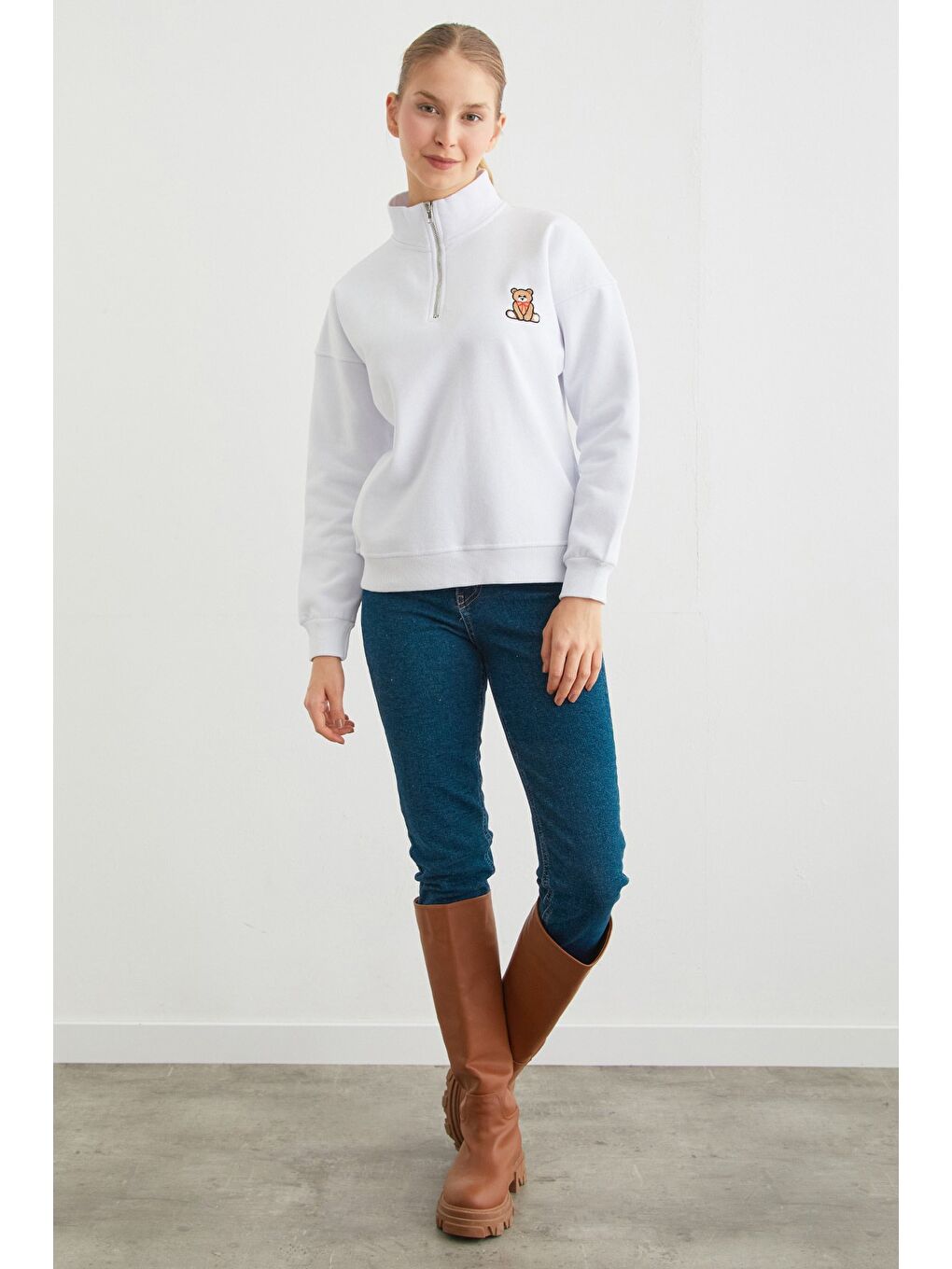 Beyaz 3 İplik Ayıcık Nakışlı Yarım Fermuarlı Sweatshirt-2