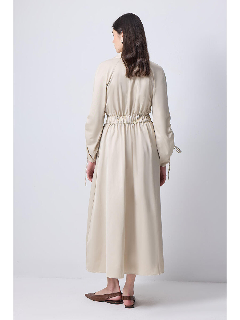 Bej Kolu Büzgülü Metal Broşlu Elbise-4