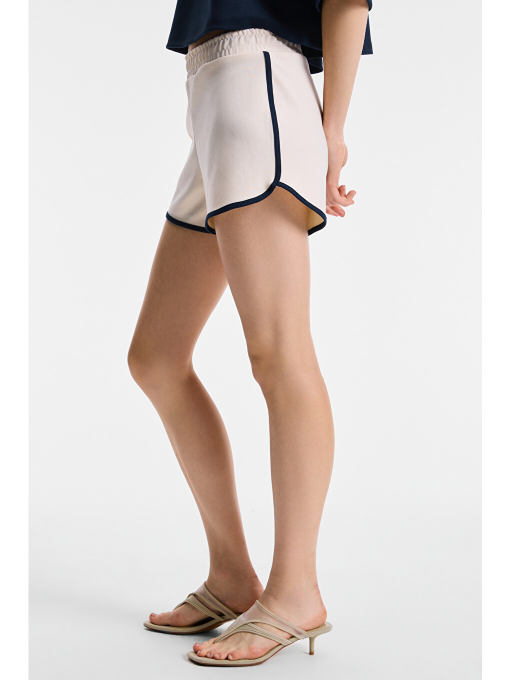 Quara Kadın Esnek Kumaşlı Comfort Fit Bej Şort-3