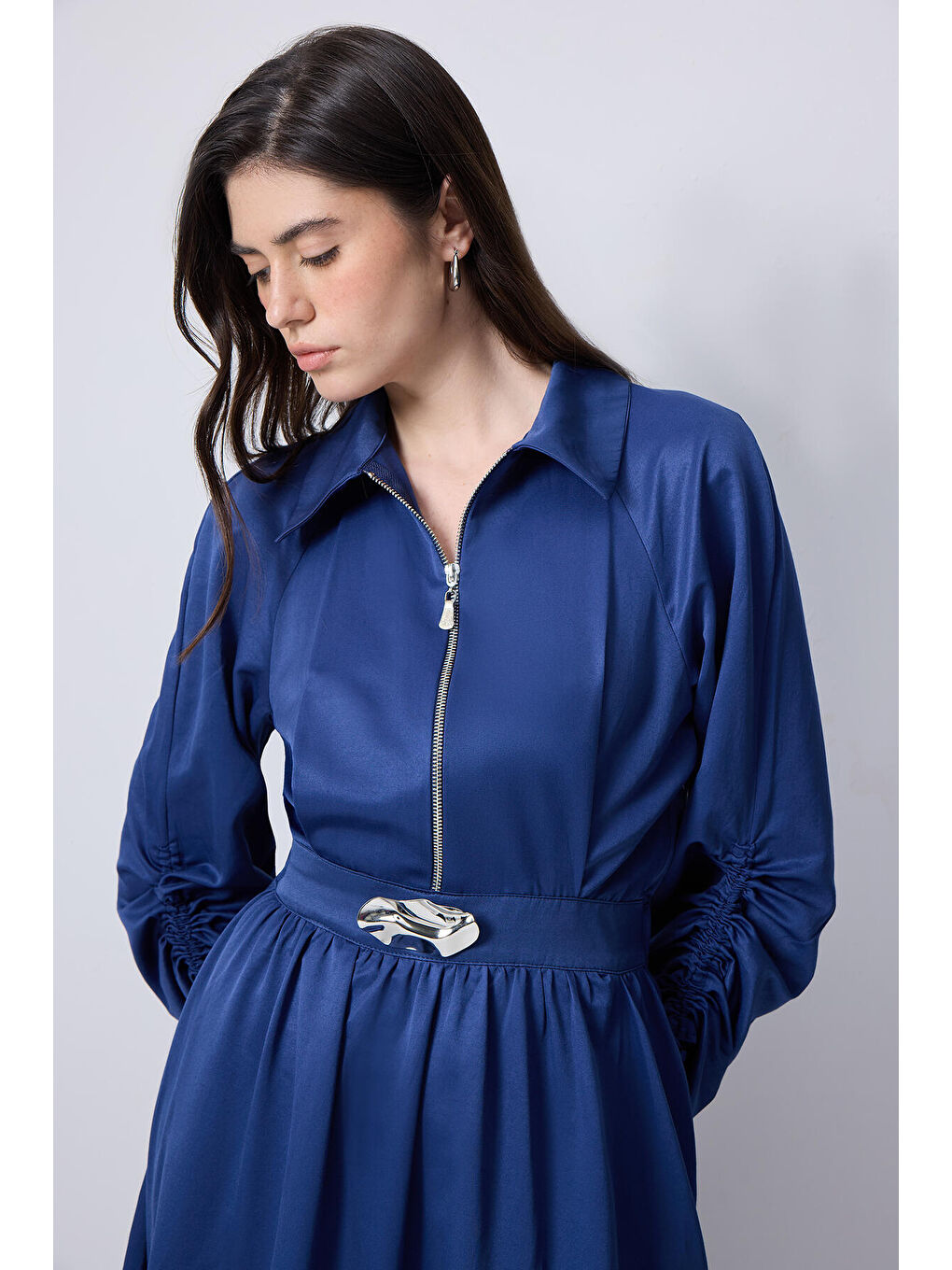 Lacivert Kolu Büzgülü Metal Broşlu Elbise-2