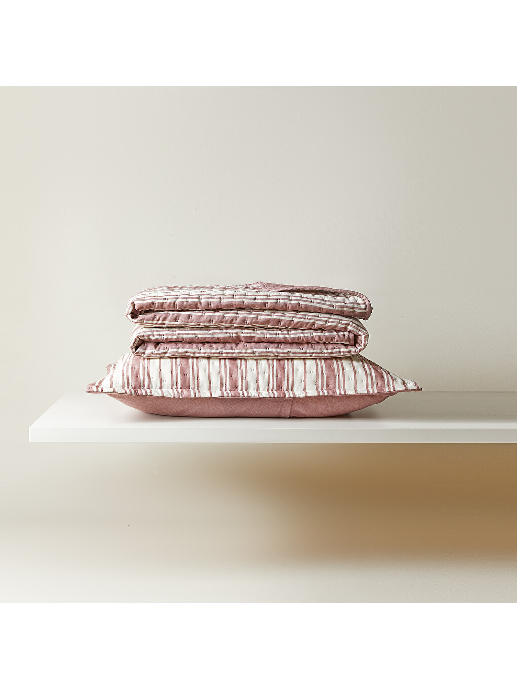 Pamuklu Kapitoneli Bordo Renk Çizgi Desen Tek Kişilik Yatak Örtüsü Seti 1 Adet 180 X 230 / 1 Adet 50-3