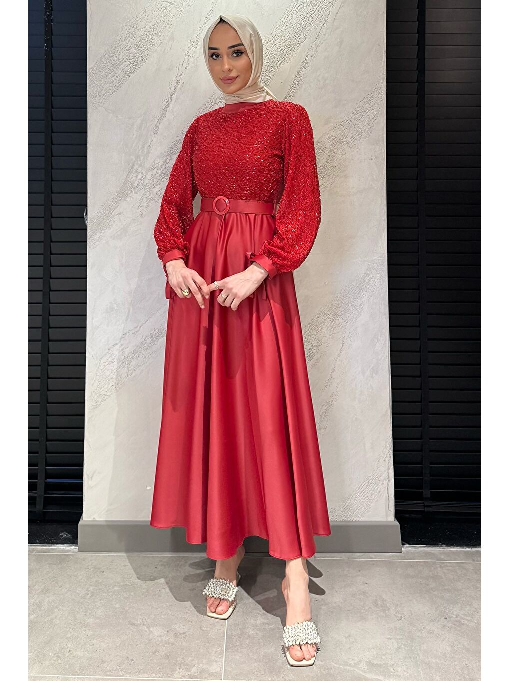 Kırmızı Taş İşlemeli Kemerli Tesettür Saten Abiye Elbise-3