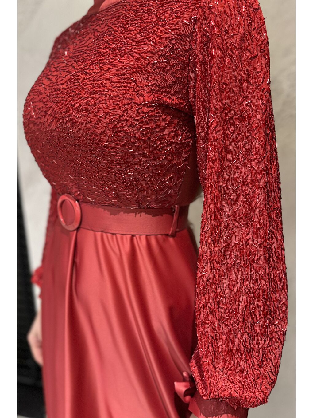 Kırmızı Taş İşlemeli Kemerli Tesettür Saten Abiye Elbise-4