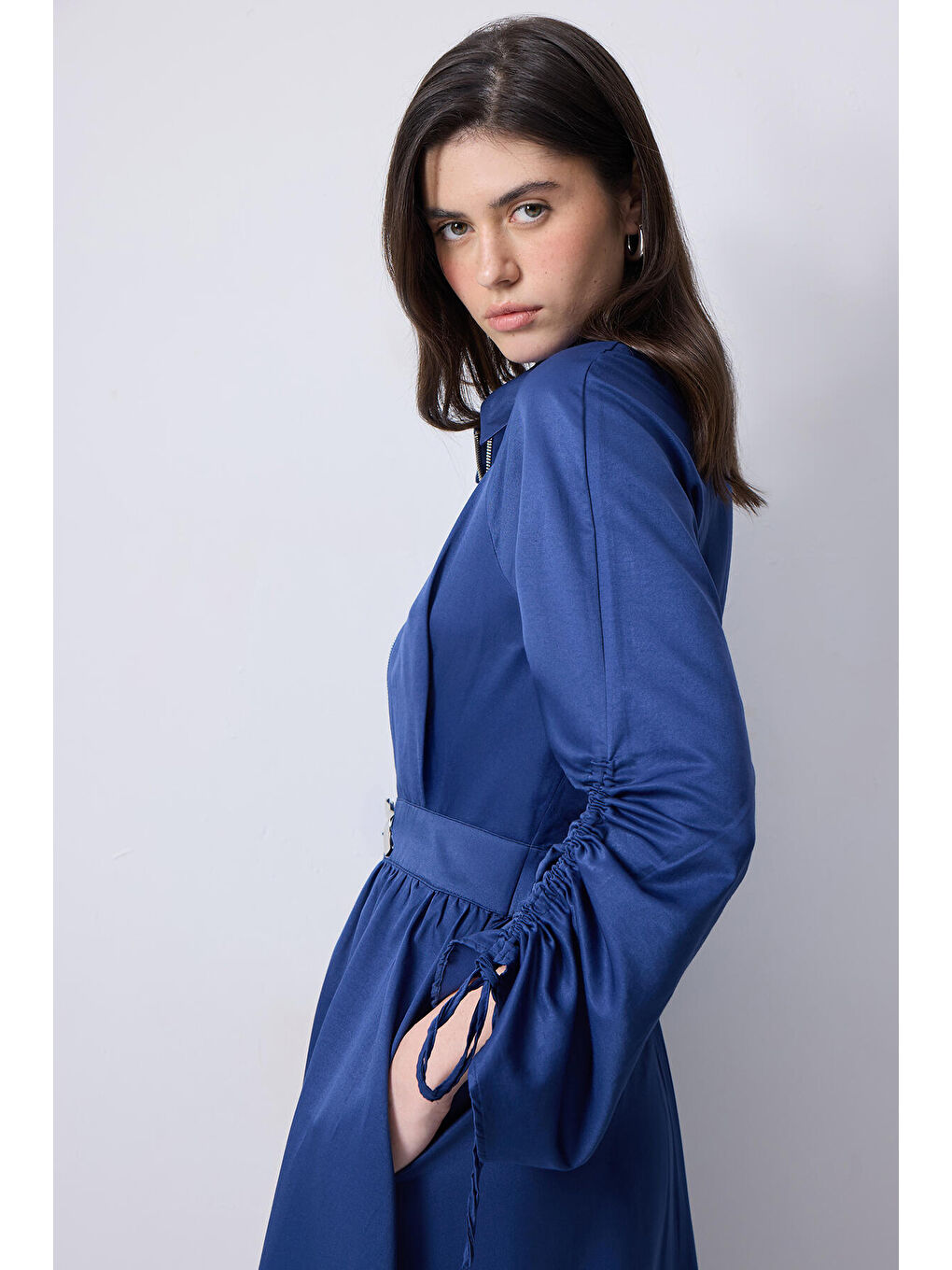 Lacivert Kolu Büzgülü Metal Broşlu Elbise-3