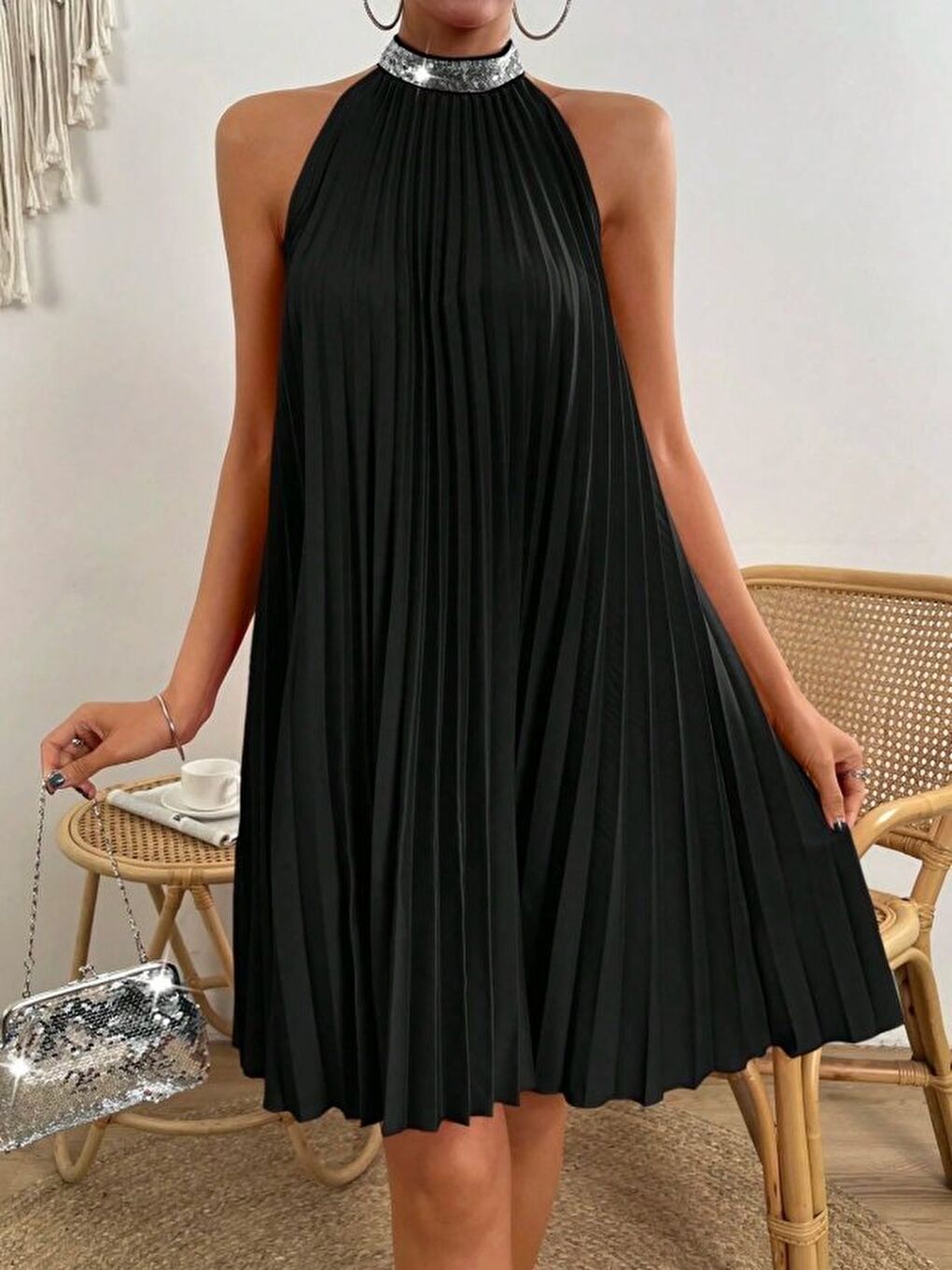 Siyah Kadın Balıkçı Yaka Omuzlardan Açık Pılelı Kısa Janjan Krep Elbise