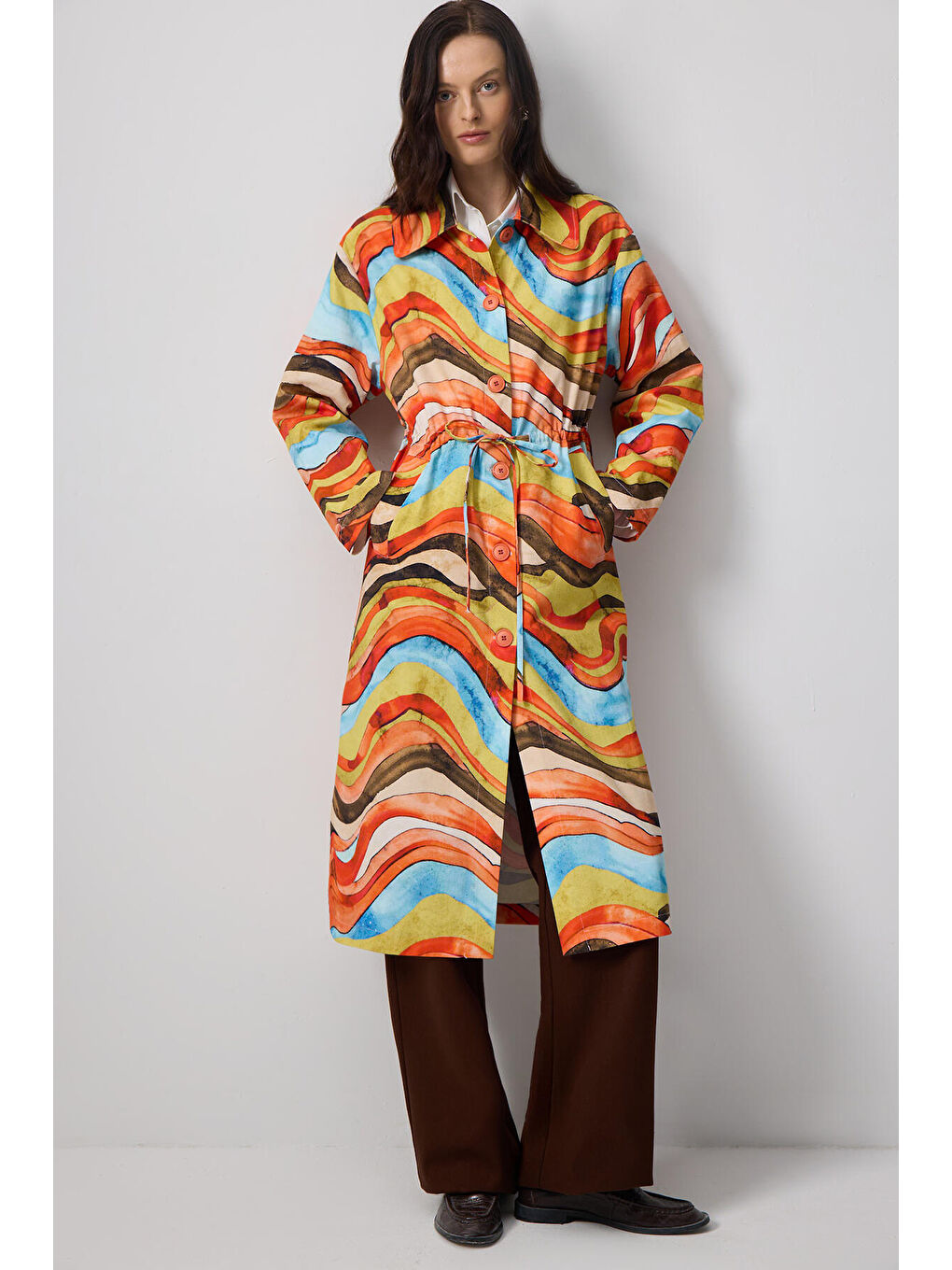 Siyah Beli Büzgülü Abstract Desenli Trençkot