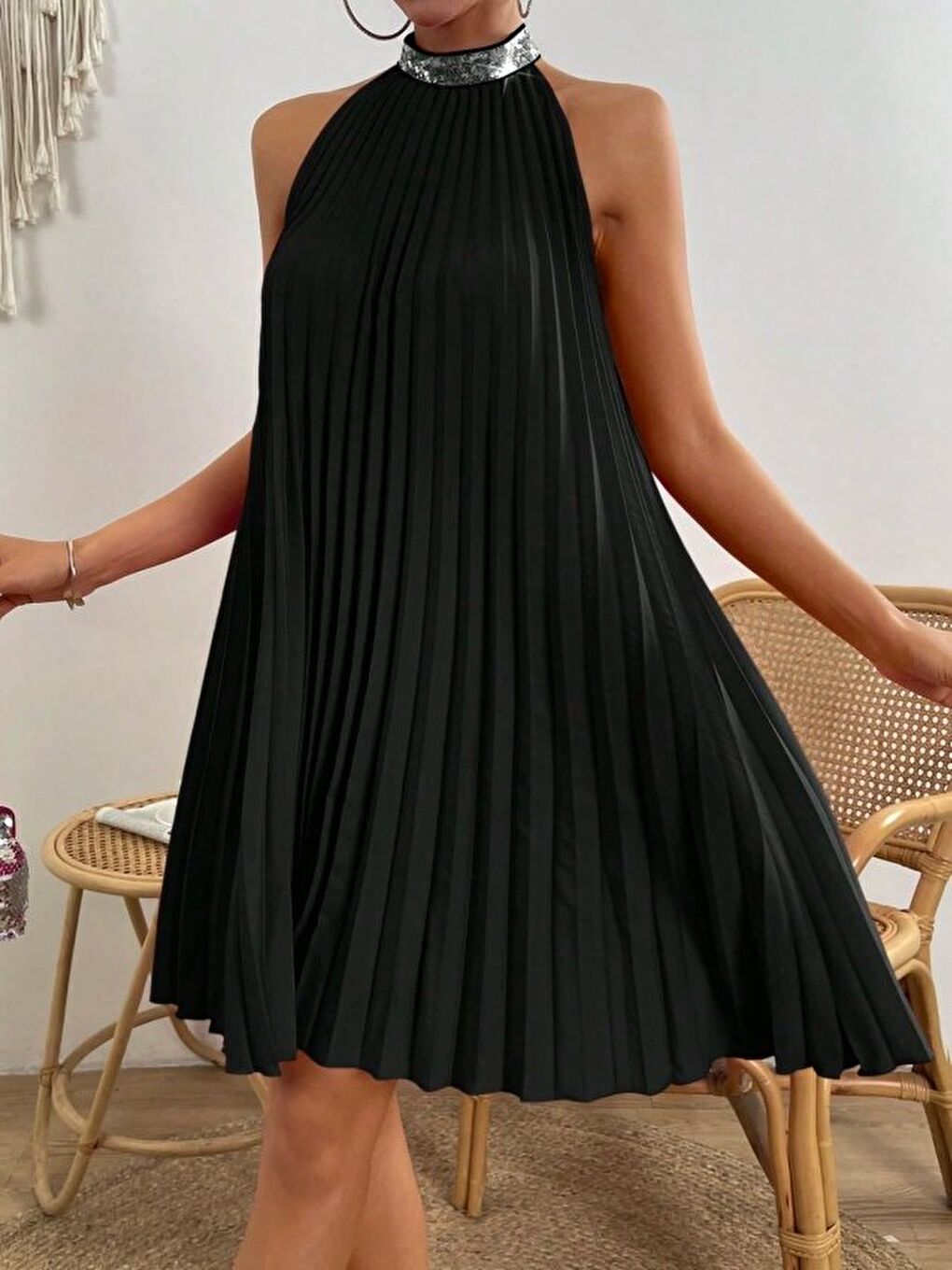 Siyah Kadın Balıkçı Yaka Omuzlardan Açık Pılelı Kısa Janjan Krep Elbise-3