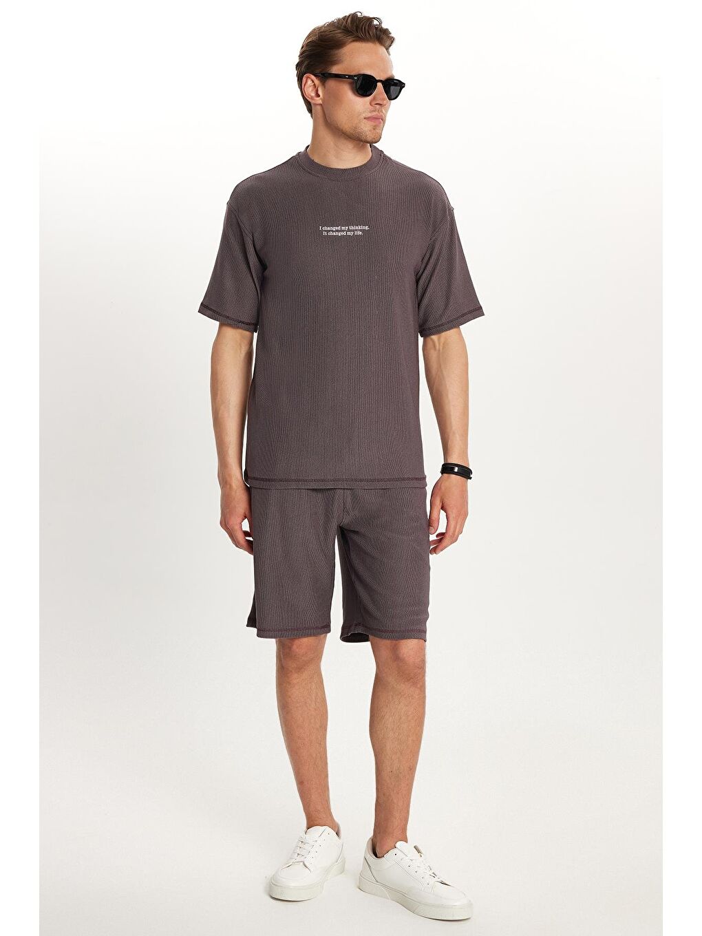 Bej Erkek Standart Fit Pamuklu Jakarlı Baskılı Bisiklet Yaka Beli Bağcıklı Mor Şort Takım