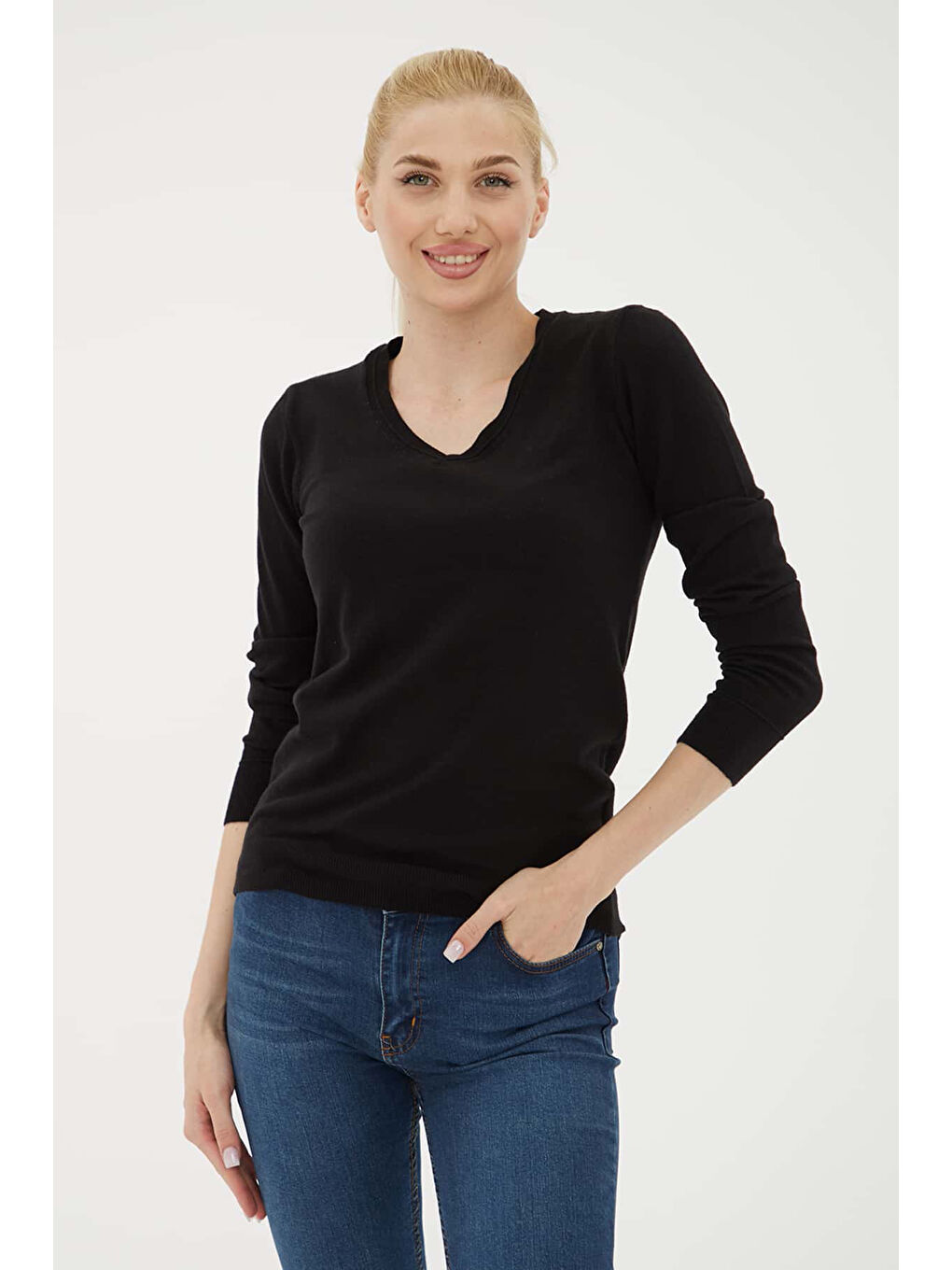 Siyah Regular Fit V Yaka Kadın Kazak 25K0778K1-1