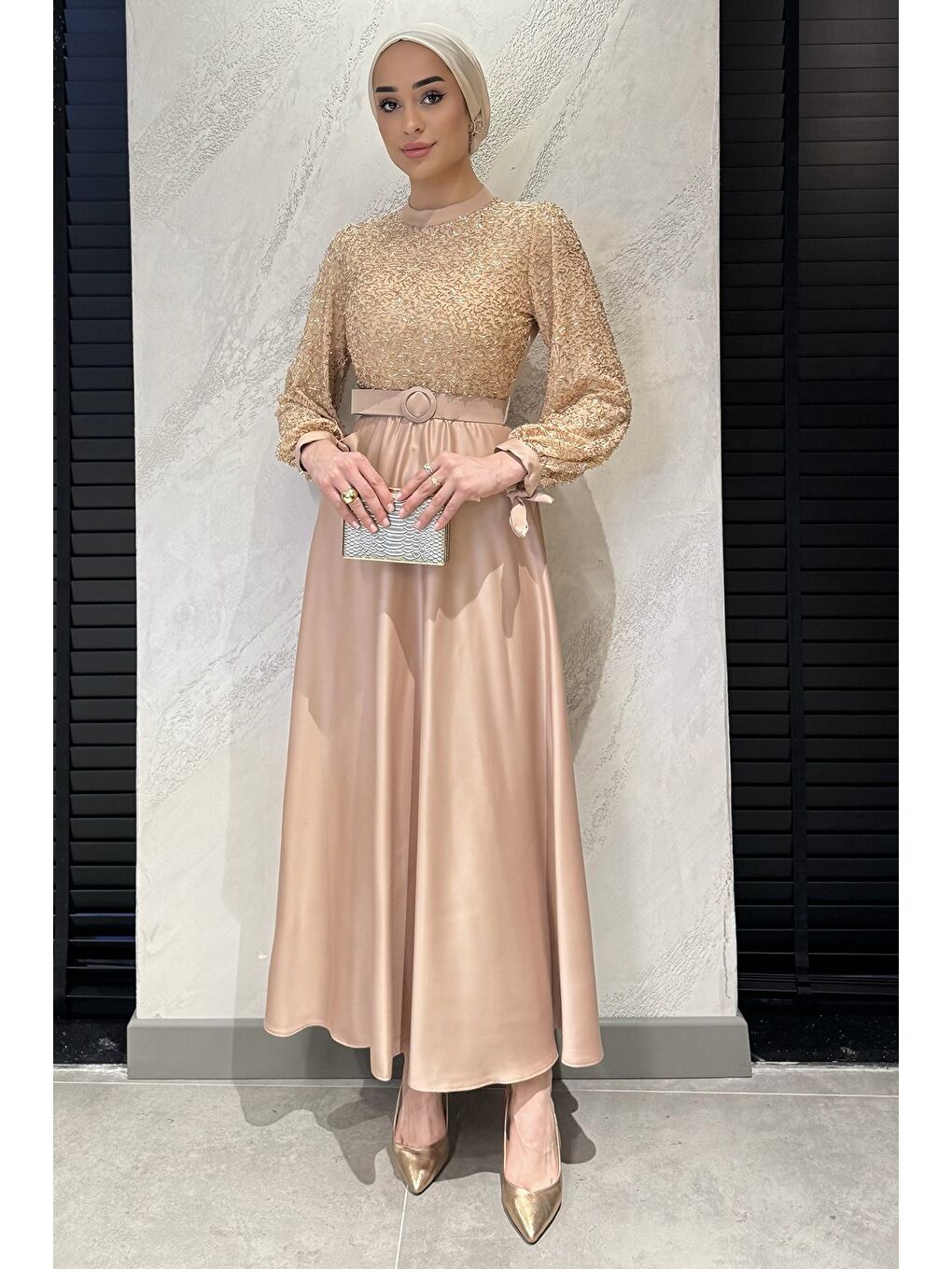 Pembe Taş İşlemeli Kemerli Tesettür Saten Abiye Elbise-1