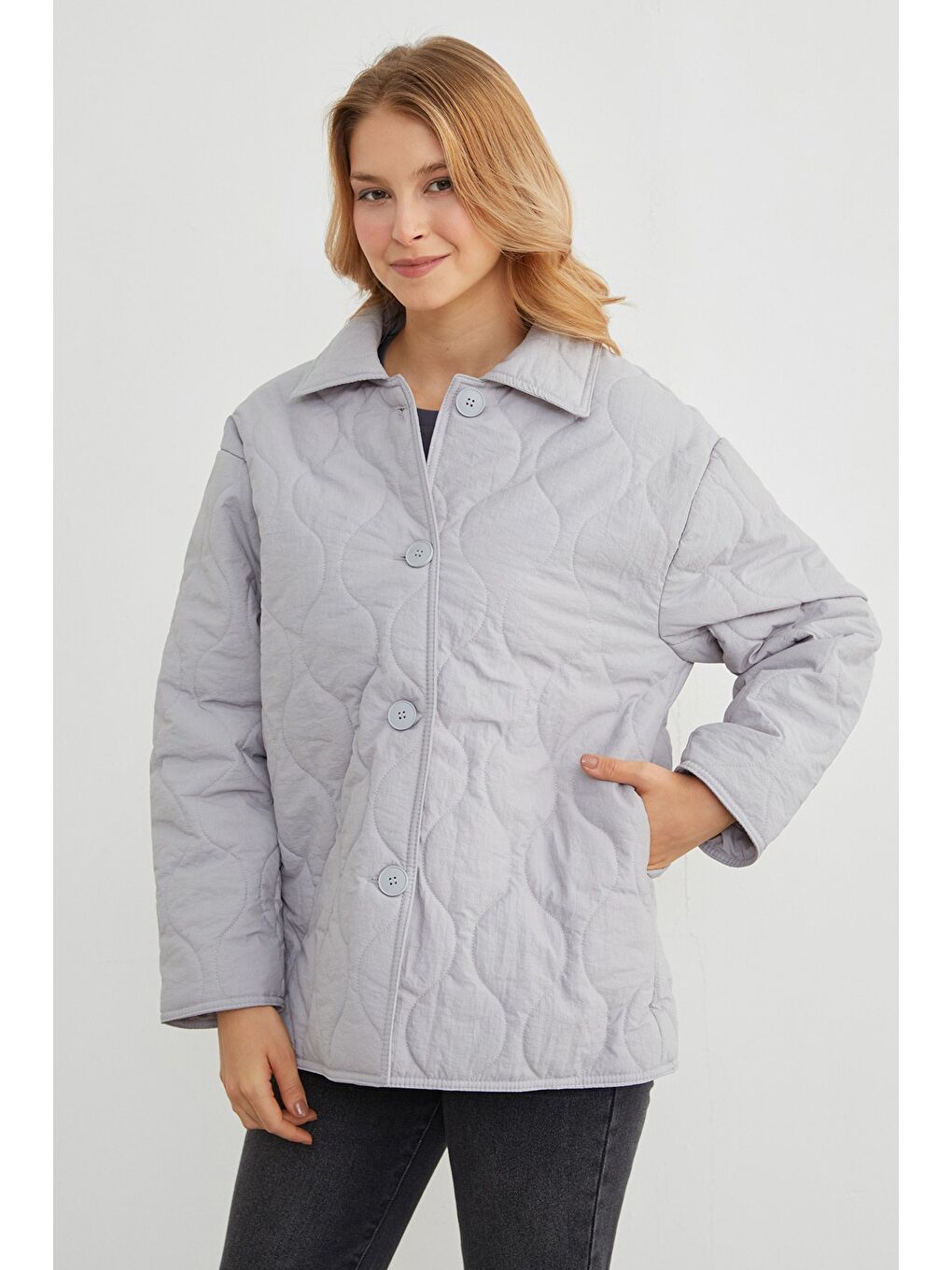 Gri Su Yolu Desenli Kapitone Oversize Düğmeli Mont-4