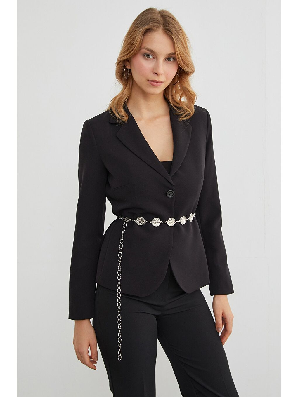 Gri Yuvarlak Plaka Detaylı Zincir Kemer