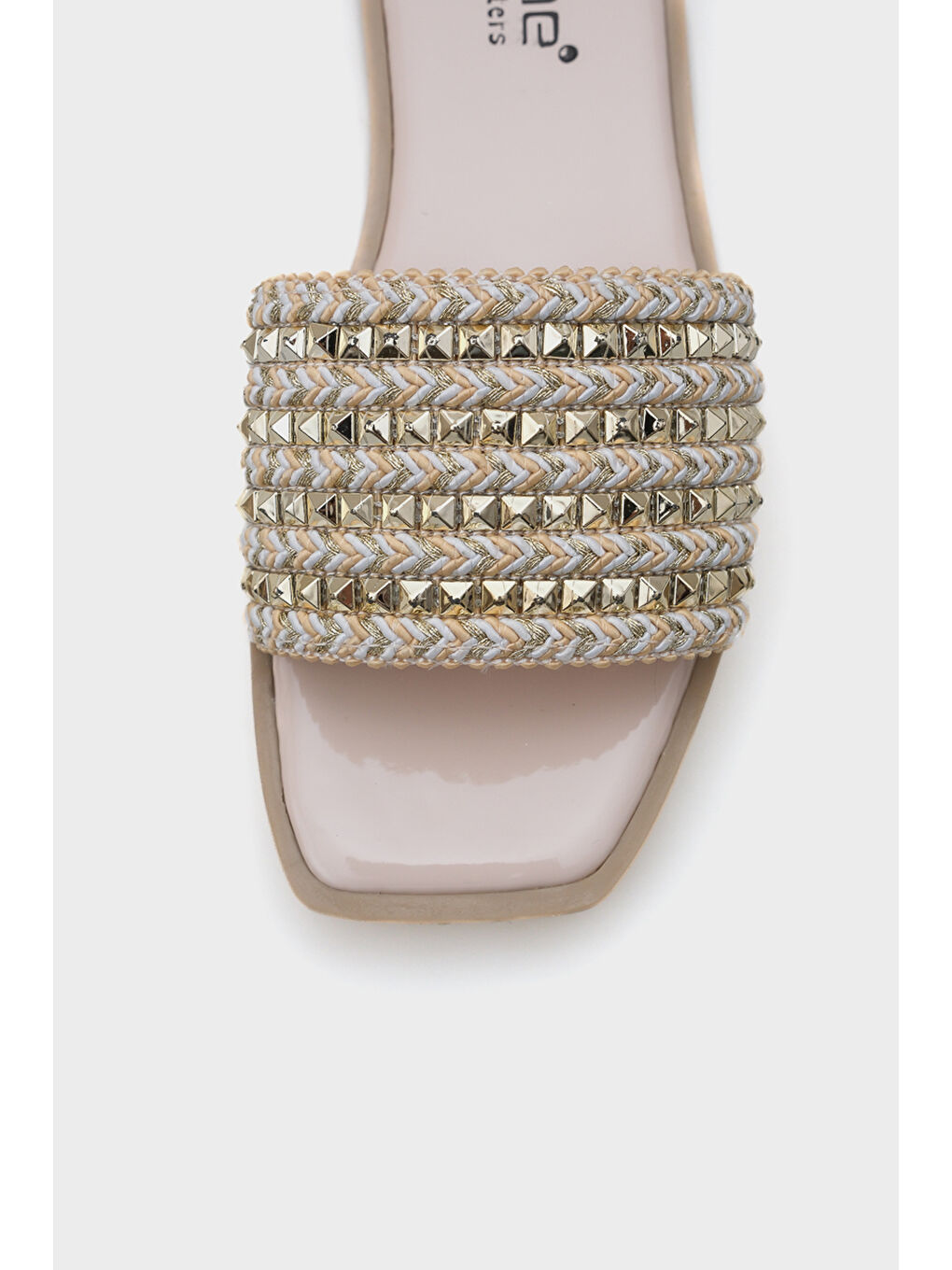 Beyaz Kourtney Düz Topuklu Küt Burunlu Metal Aksesuarlı Hasır Kadın Terlik-2