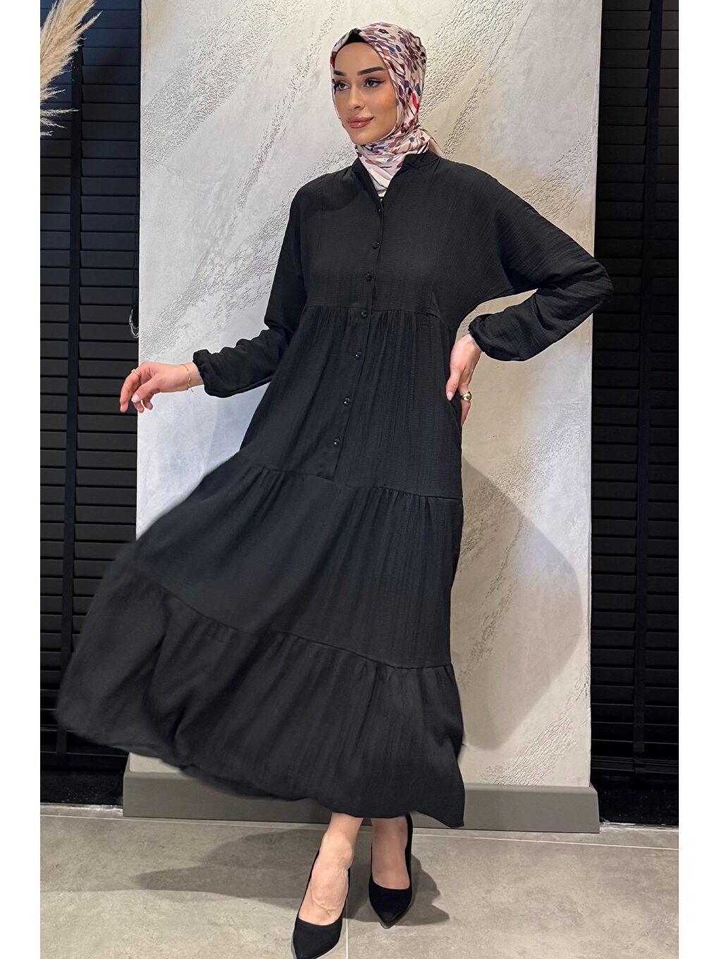 Siyah Düğme Detaylı Fırfırlı Tesettür Elbise-1