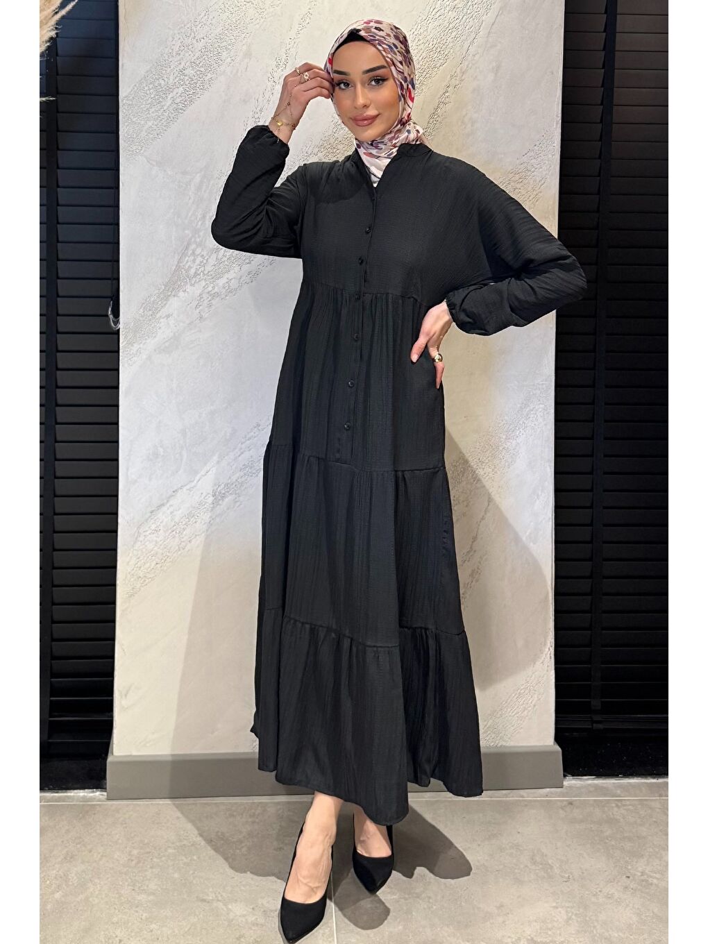 Siyah Düğme Detaylı Fırfırlı Tesettür Elbise-2