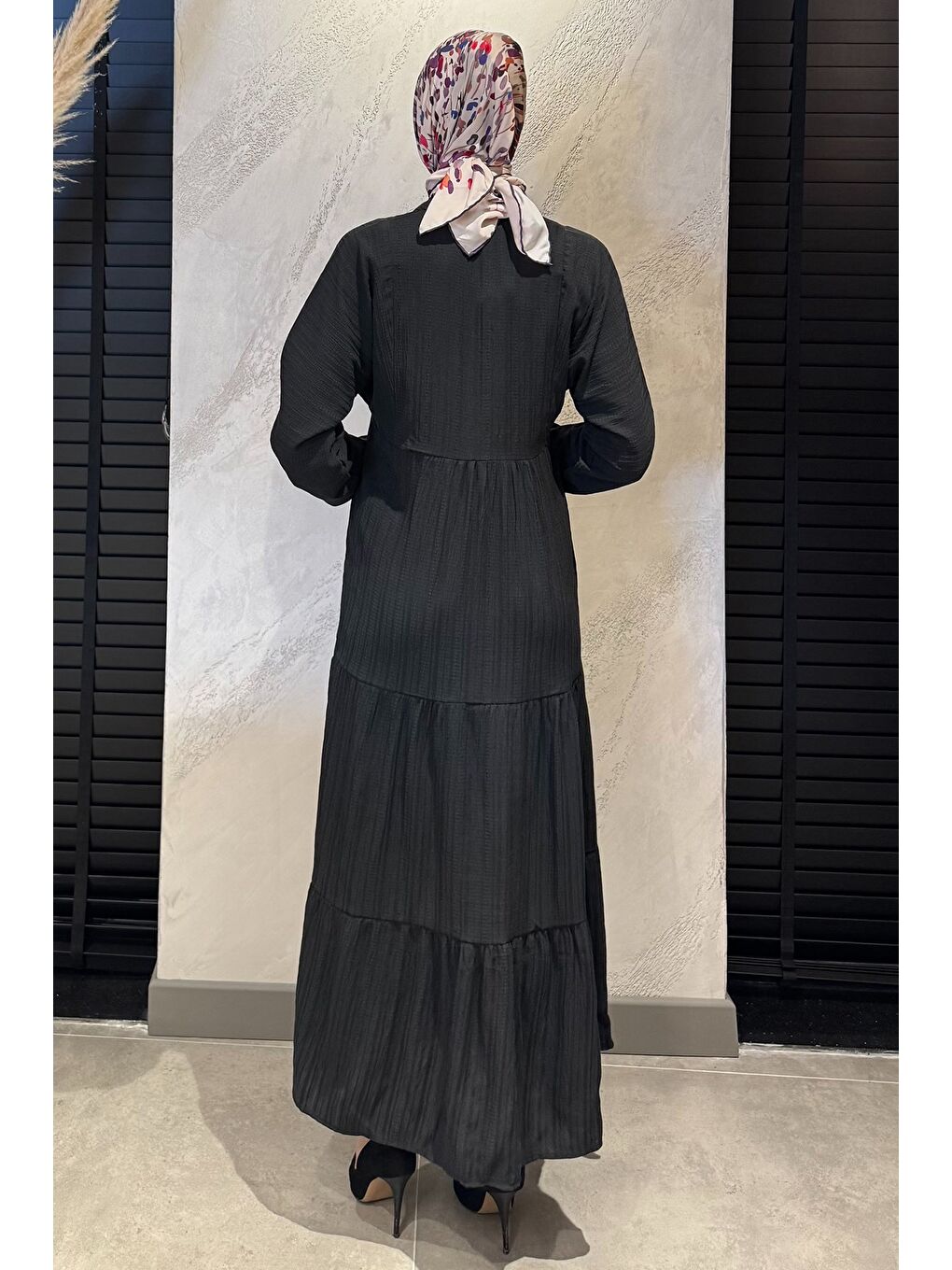 Siyah Düğme Detaylı Fırfırlı Tesettür Elbise-6