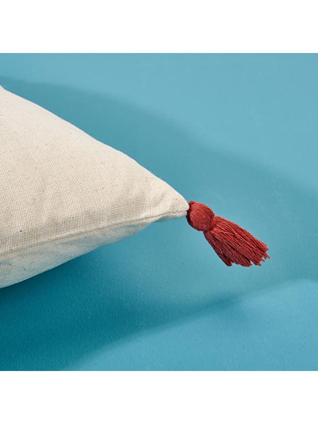 Soft Molde Püsküllü Kırlent - Ekru - 40x40 cm-1