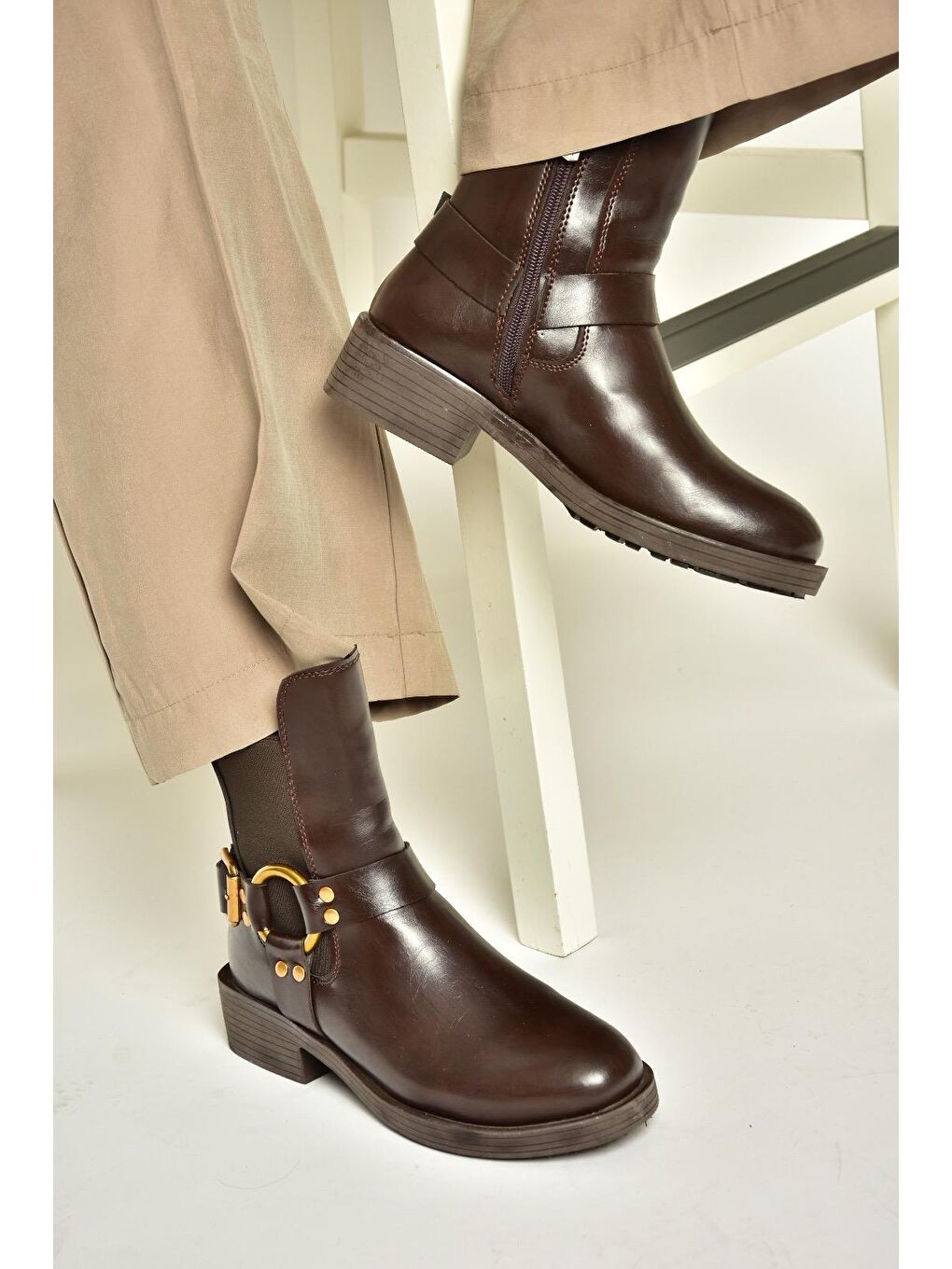 T8208810 Kahverengi Kadın Bot-1