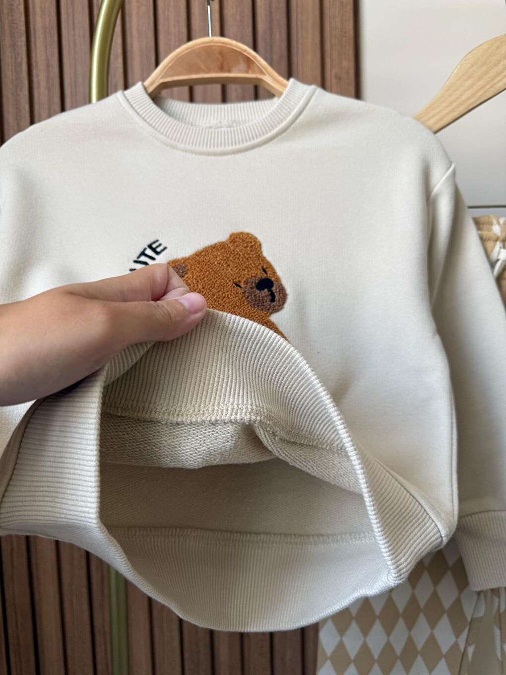 Karışık Erkek Çocuk Pamuklu Ekru Pelüş Ayıcık Baskılı Sweatshirt Ve Desenli Pantolon Takım-4