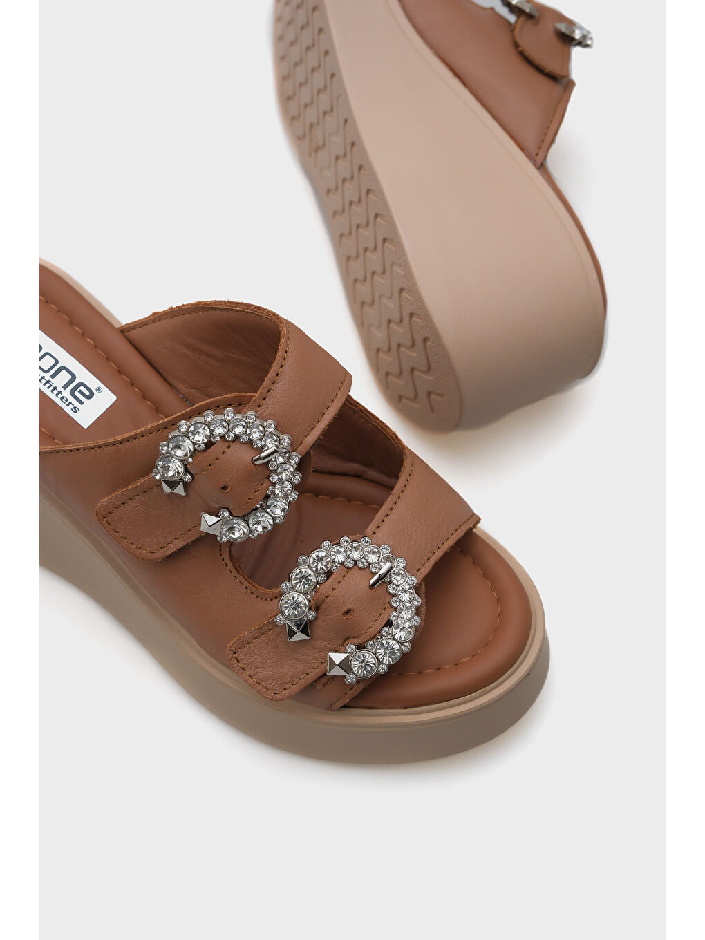 Kahverengi Charm Hakiki Deri Dolgu Topuklu Taşlı Çift Bantlı Konfor Kadın Terlik-3