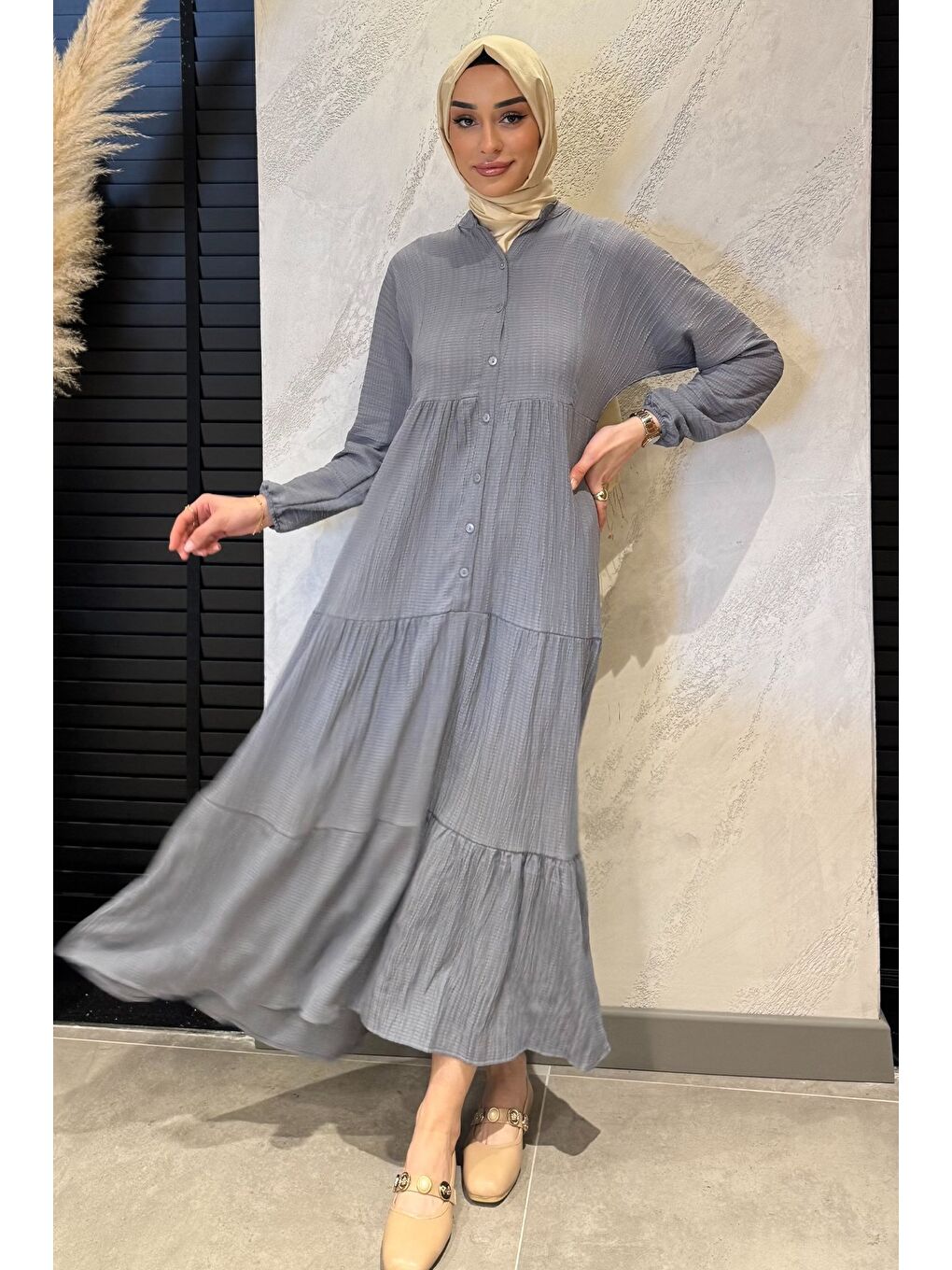 Gri Düğme Detaylı Fırfırlı Tesettür Elbise-1