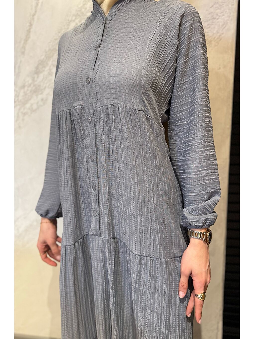 Gri Düğme Detaylı Fırfırlı Tesettür Elbise-5