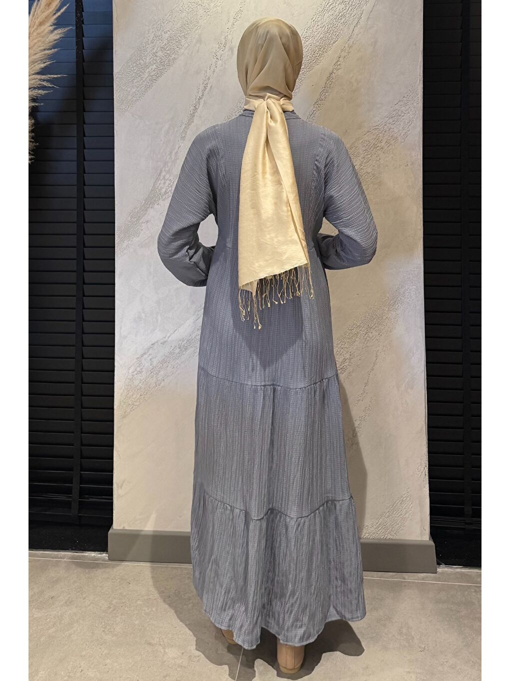 Gri Düğme Detaylı Fırfırlı Tesettür Elbise-6