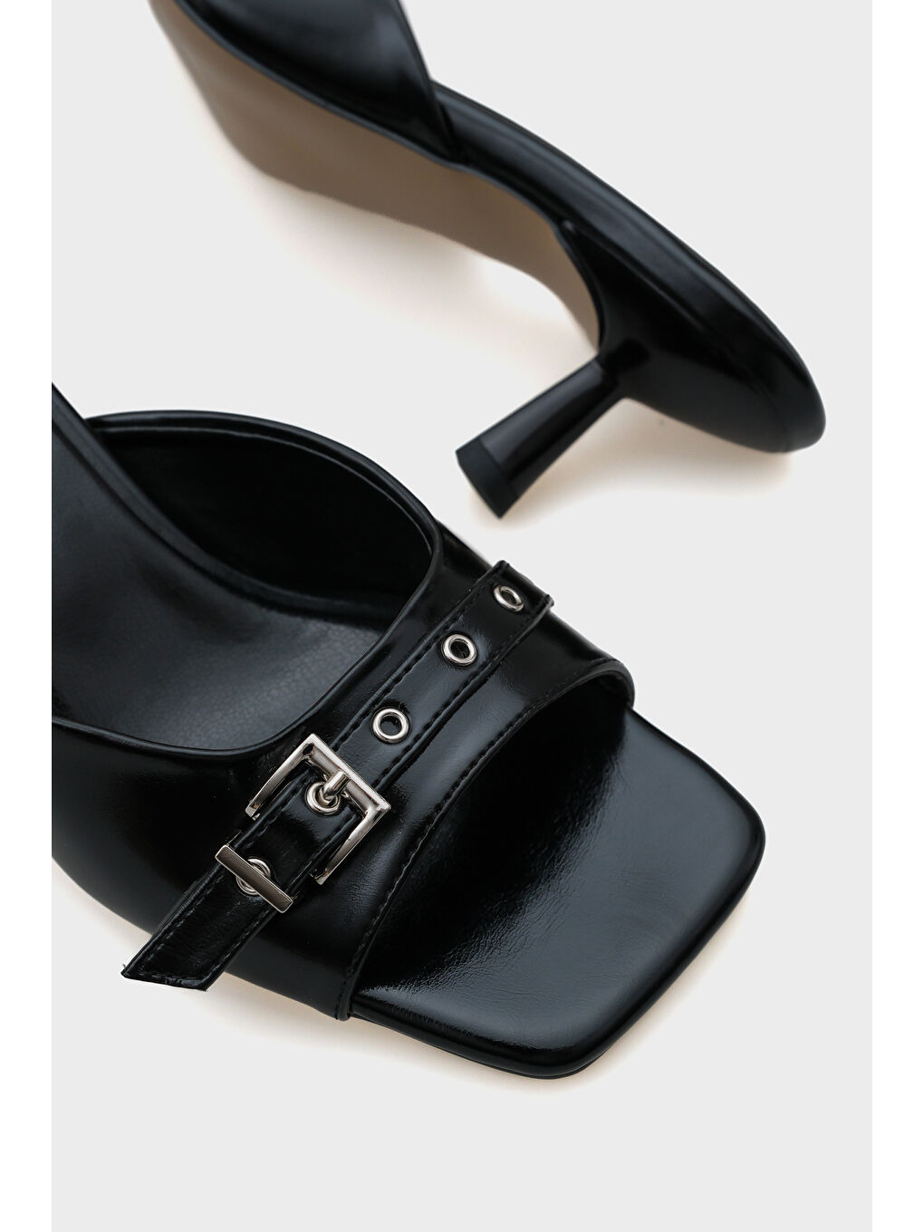 Gri Millie Küt Burunlu Orta Topuklu Metal Tokalı Kadın Terlik-4