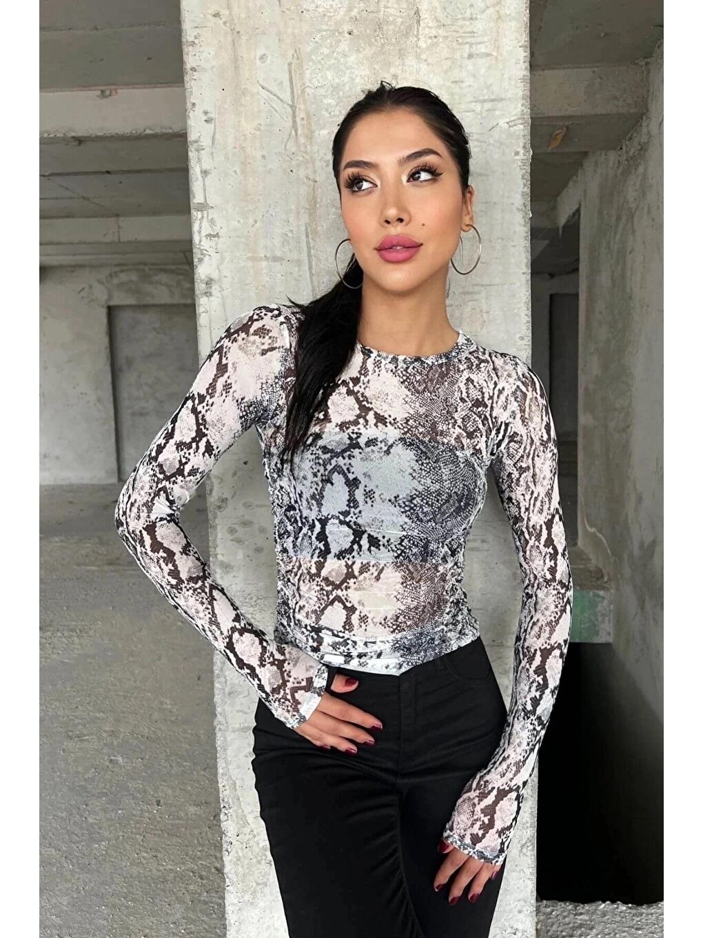 Beyaz Yuvarlak Yaka Yan Büzgülü Tül Bluz