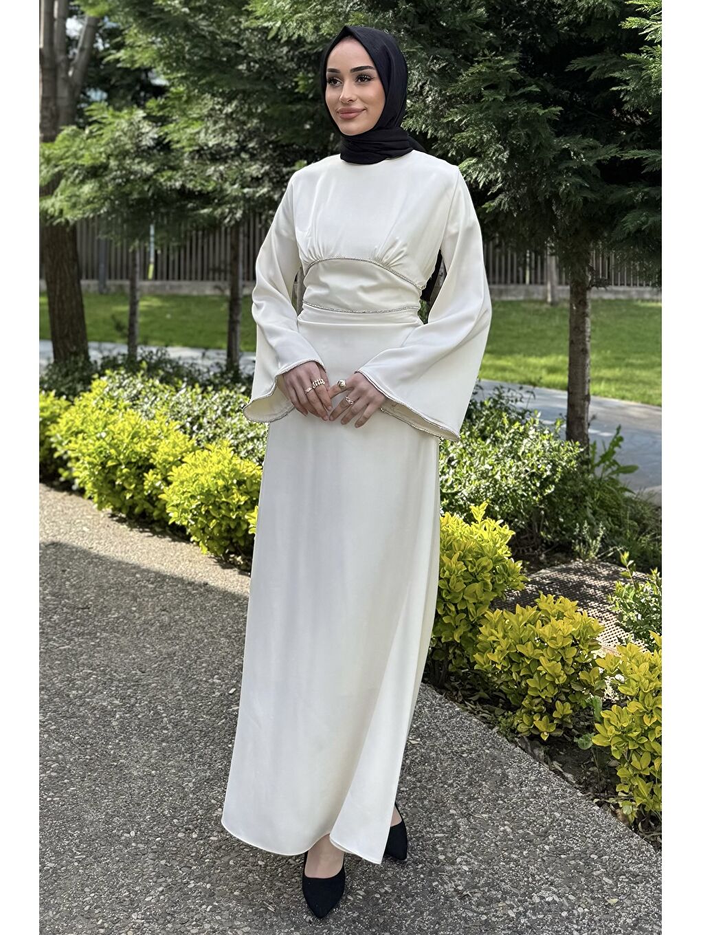 Ekru Tesettür Yan Bağlamalı Taşlı Saten Abiye Elbise