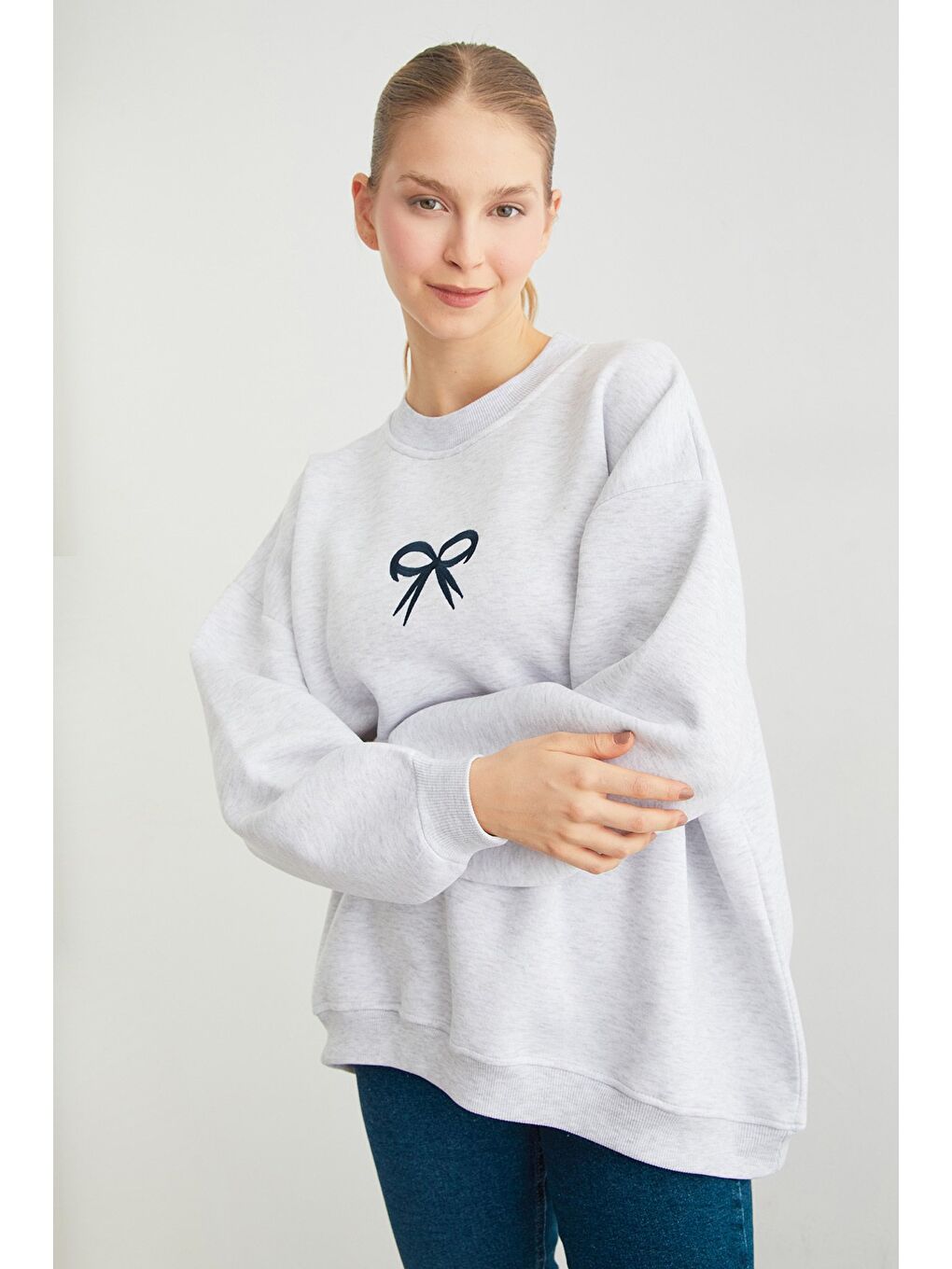 Gri 3 İplik Kurdele Nakışlı Oversize Sweatshirt-1