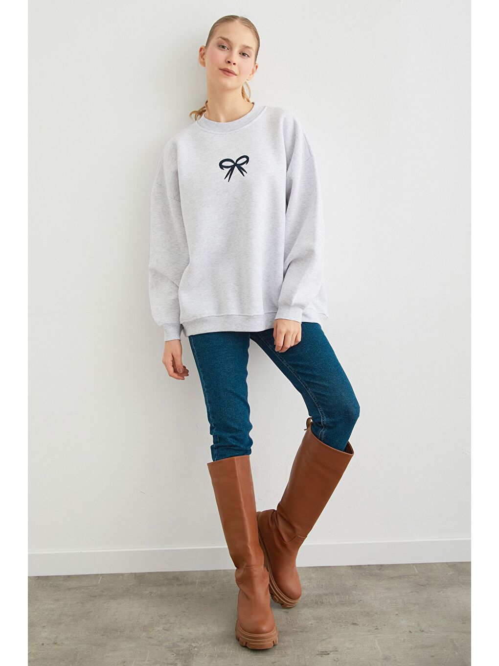 Gri 3 İplik Kurdele Nakışlı Oversize Sweatshirt-2