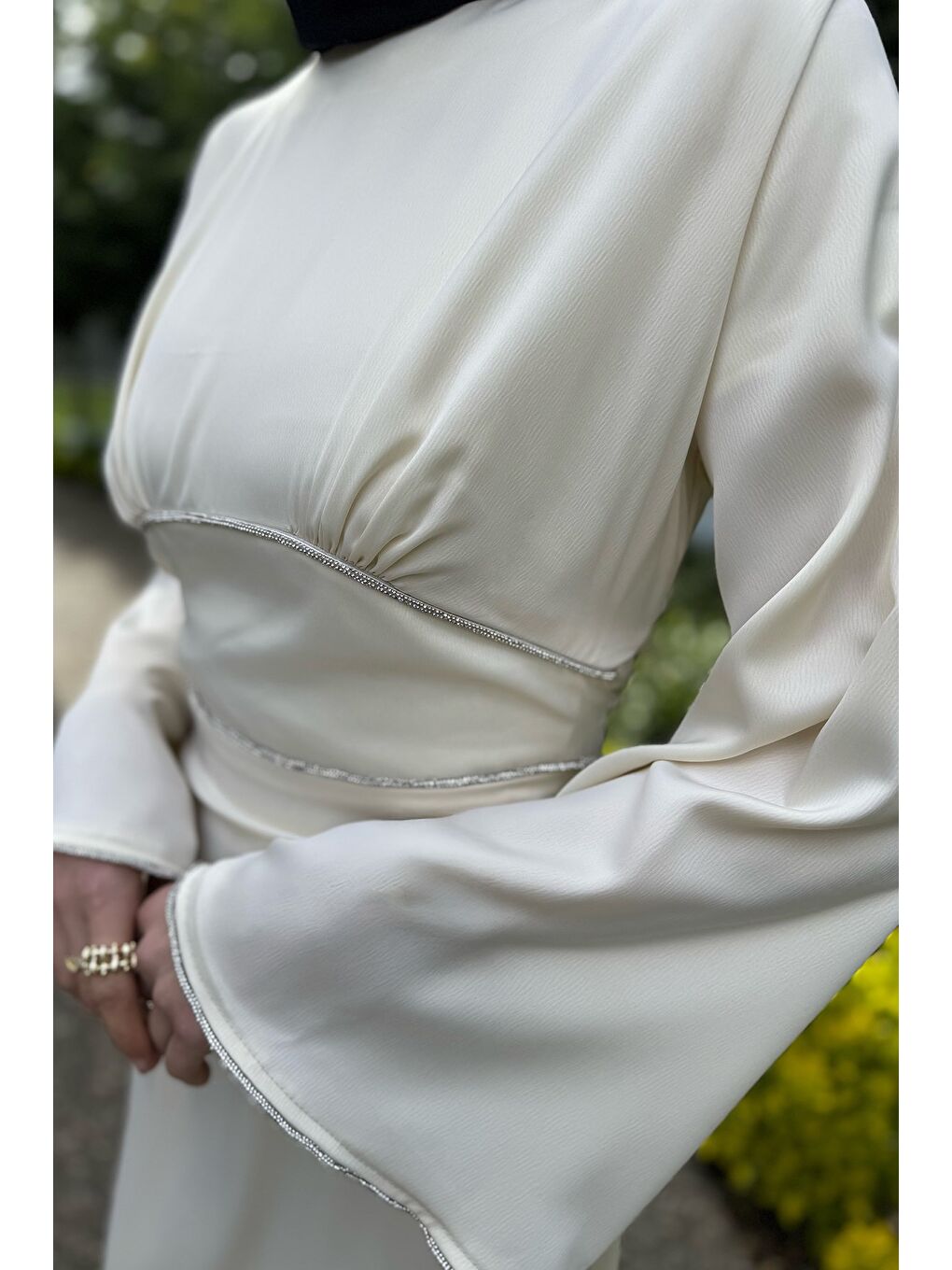 Ekru Tesettür Yan Bağlamalı Taşlı Saten Abiye Elbise-5