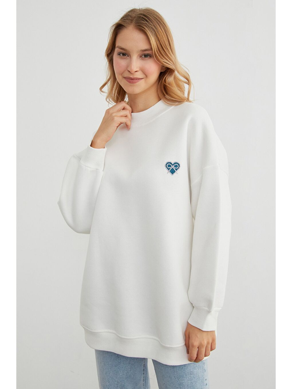 Beyaz 3 İplik Kurdele Taş İşlemeli Oversize Sweatshirt