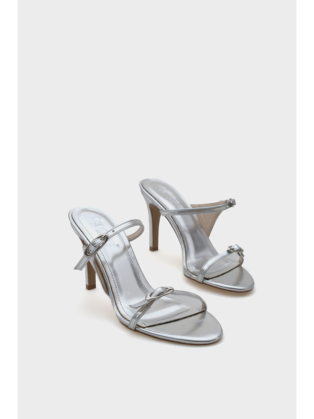 Gri Lucky Topuklu Çift Bantlı Metalik Kadın Terlik-1