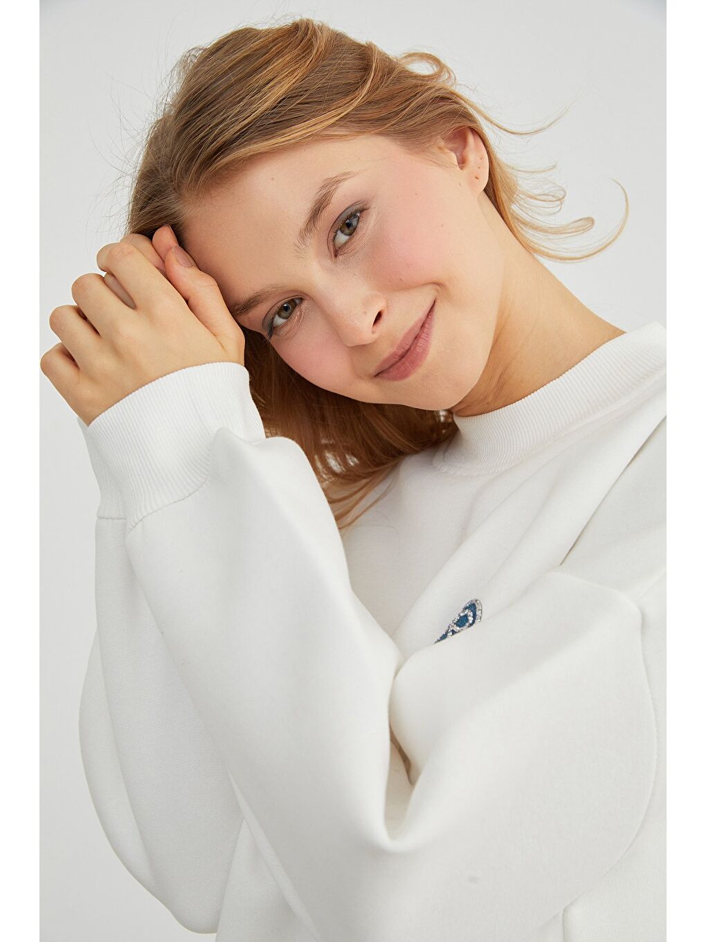 Beyaz 3 İplik Kurdele Taş İşlemeli Oversize Sweatshirt-3