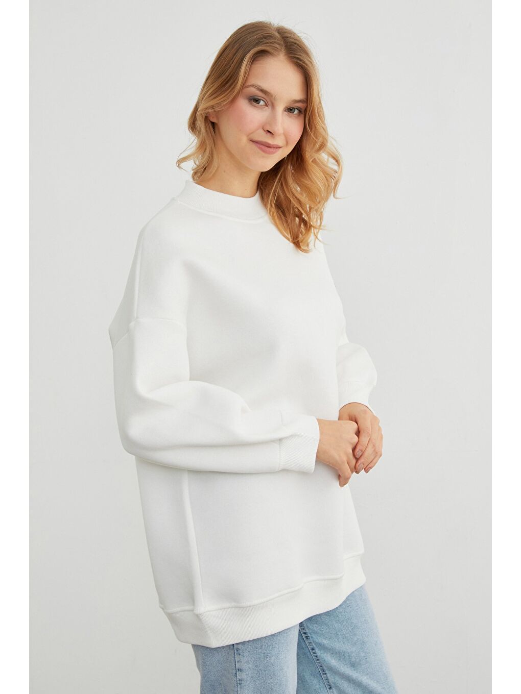 Beyaz 3 İplik Kurdele Taş İşlemeli Oversize Sweatshirt-4