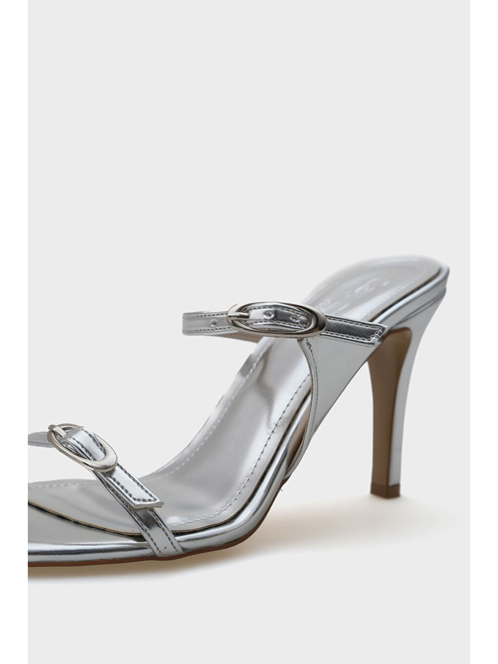 Gri Lucky Topuklu Çift Bantlı Metalik Kadın Terlik-4