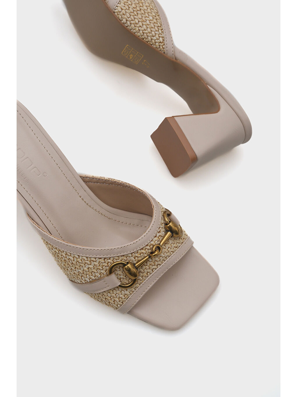 Bej Natalie Hasır Orta Topuklu Ahşap Tokalı Kadın Terlik-3