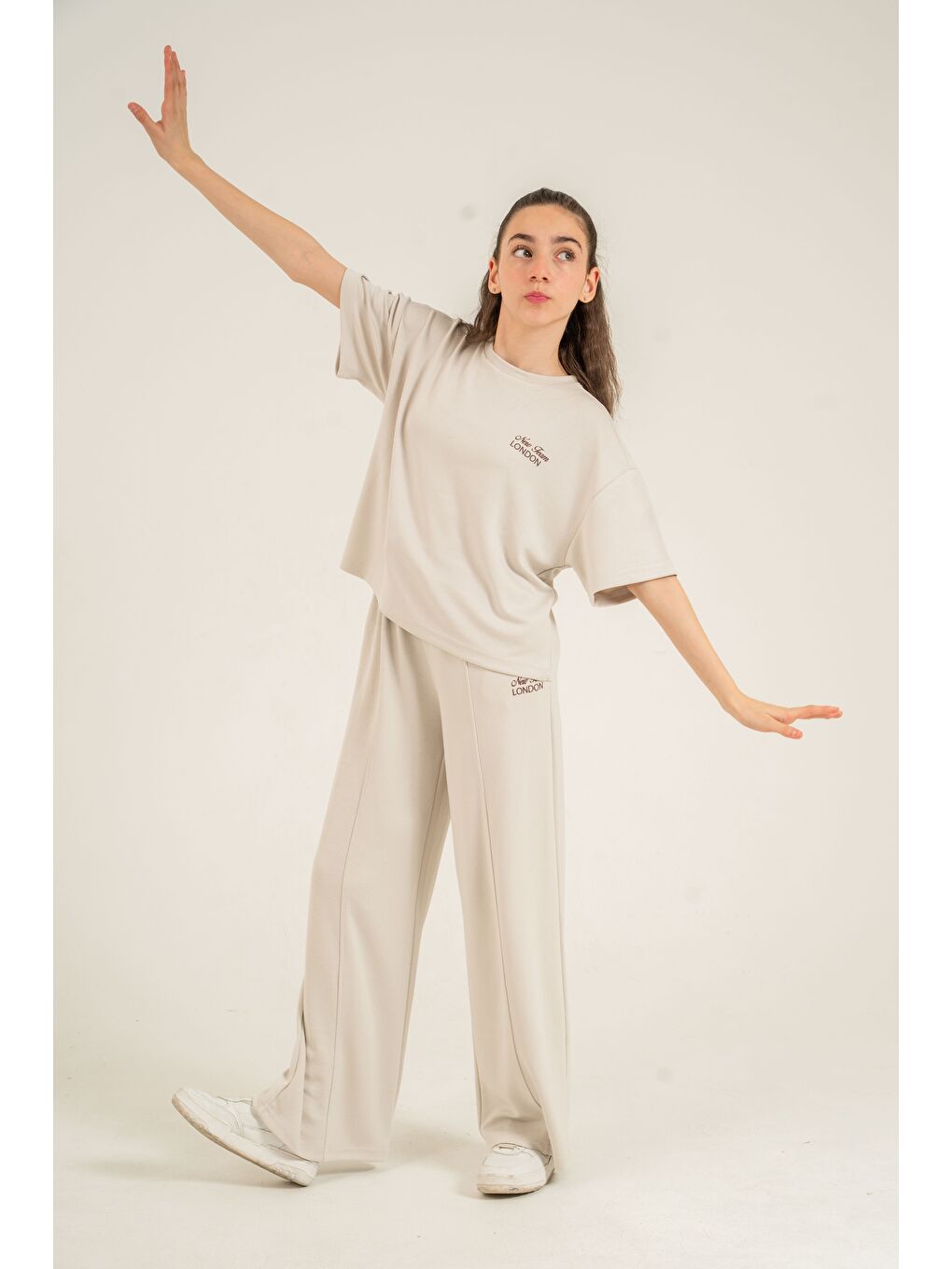 Bej New Team London Nakışlı Yumaşak Dokulu-Comfort Kumaş Kız Çocuk Alt Üst Eşofman Takımı-2