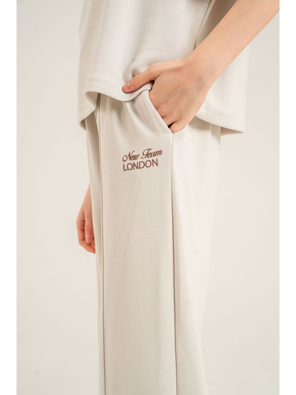 Bej New Team London Nakışlı Yumaşak Dokulu-Comfort Kumaş Kız Çocuk Alt Üst Eşofman Takımı-3