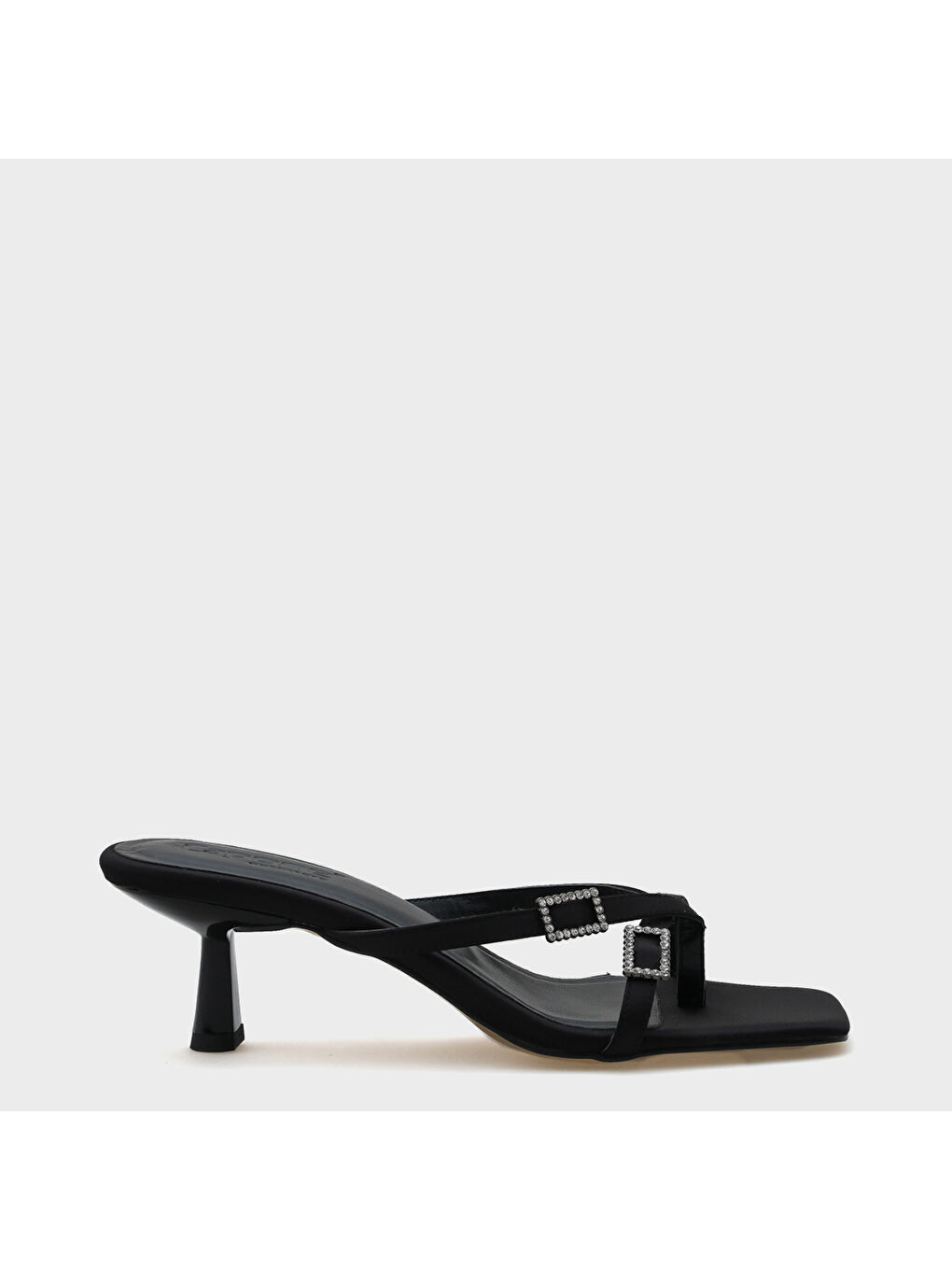 Siyah Milena Küt Burunlu Orta Topuklu Çift Taşlı Tokalı Saten Kadın Terlik