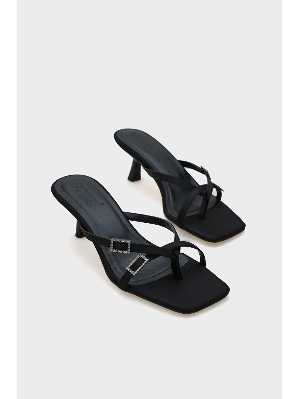 Siyah Milena Küt Burunlu Orta Topuklu Çift Taşlı Tokalı Saten Kadın Terlik-1