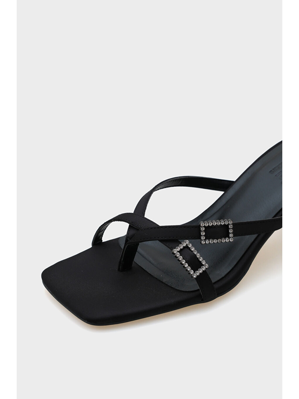 Siyah Milena Küt Burunlu Orta Topuklu Çift Taşlı Tokalı Saten Kadın Terlik-2